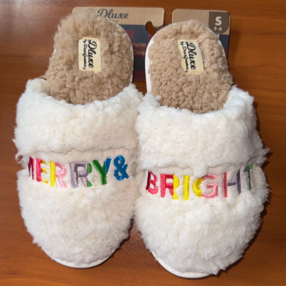 DLuxe by DearFoams Merry & Bright Woman’s Slippers